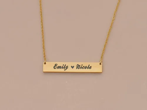 Vista 2 de Love Wind Collar con nombre personalizado de oro, collar con monograma de barra grabada