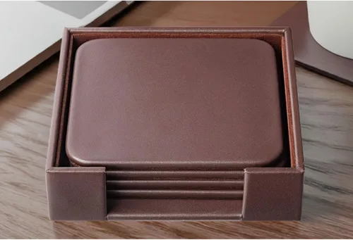 Vista 2 de Dacasso Juego de posavasos cuadrados de cuero marrón chocolate