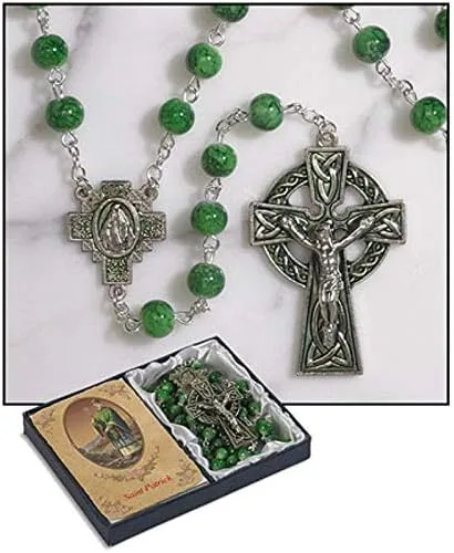 Vista 3 de CB Rosario celta verde con centro de mesa de medalla milagrosa San Patricio bendición tarjeta de oración