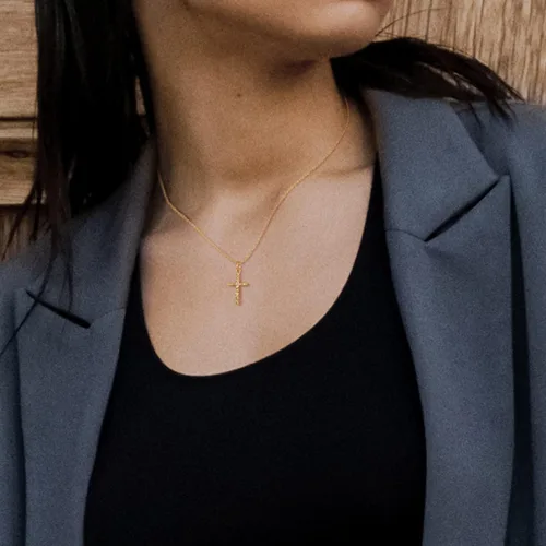 Vista 4 de KELORIS PATH Collar de cruz con inicial en capas de oro chapado en oro de 14 quilates con dije de letra cuadrada cadena Figaro gargantilla de cruz