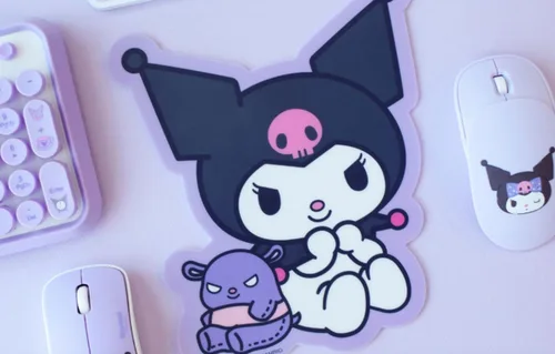 Vista 2 de Kuromi's Dolly - Alfombrilla de mouse con superficie lisa rodante, con licencia