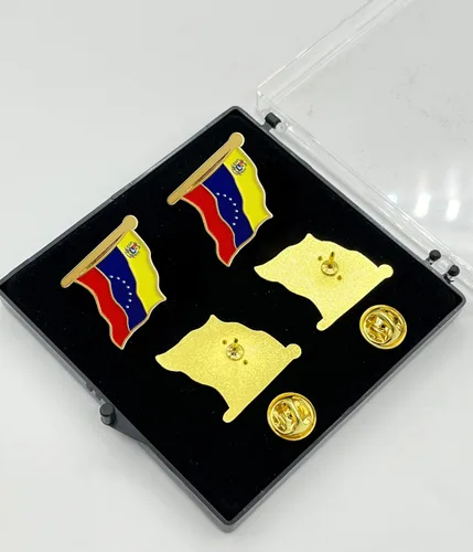 Vista 5 de HSQCEZ Paquete de 4 pines de solapa con bandera de Venezuela, banderas venezolanas, sombrero, mochilas, decoración de traje y regalos patrióticos