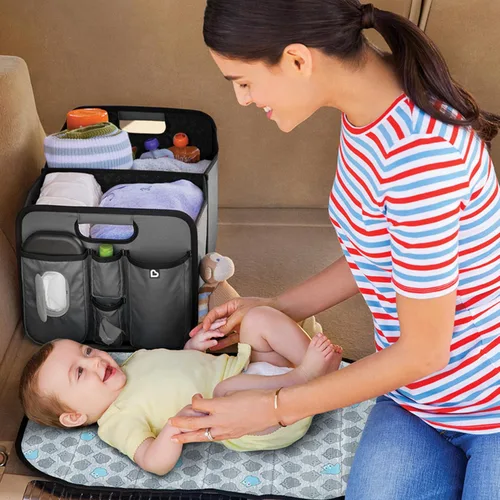 Vista 4 de Organizador de maletero Munchkin Out-n-About para SUVs y coches con almohadilla portátil para cambiar pañales y toallitas húmedas para bebés