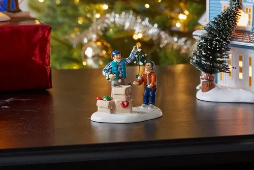 Vista 4 de Department 56 Figurita Clark y Rusty de Vacaciones de Navidad en la Nieve, Accesorio de Pueblo, Multicolor