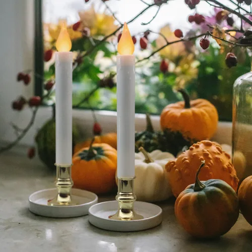 Vista 4 de FURORA LIGHTING Velas LED cónicas blancas con soportes dorados, paquete de 2 con temporizador de 5/19, elegante brillo sin llama para decoración