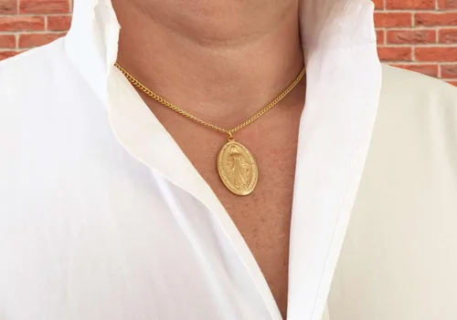 Vista 4 de Heartland - Medalla milagrosa ovalada de plata de ley chapada en oro de 16 quilates para hombre