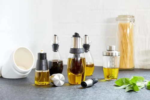 Vista 3 de Cole & Mason Epping - Dispensador de aceite y vinagre, 6.8 fl oz, dispensador de aceite/dispensador de vinagre, acrílico/acero inoxidable, 6.102 in