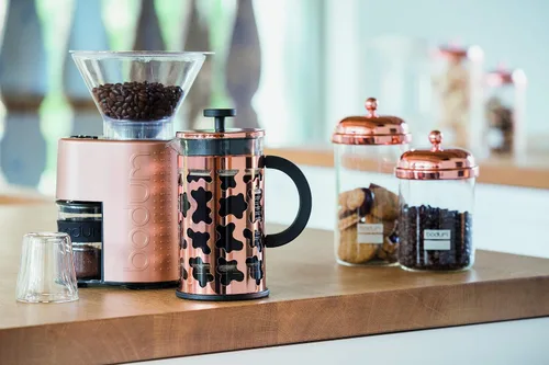 Vista 3 de Cafetera clásica Bodum Chambord, 8 tazas, 34 onzas, Juego para azúcar y crema, 2 pcs, Cobre