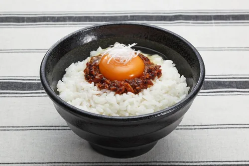 Vista 8 de Aceite de chili Momoya – Aceite con ajo frito Taberu Layu 3,88 onzas.