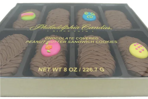 Vista 28 de Galletas de la marca Philadelphia Candies cubiertos por ambos lados de chocolate negro y con leche, y crema de cacahuete de la marca Nutter Butter