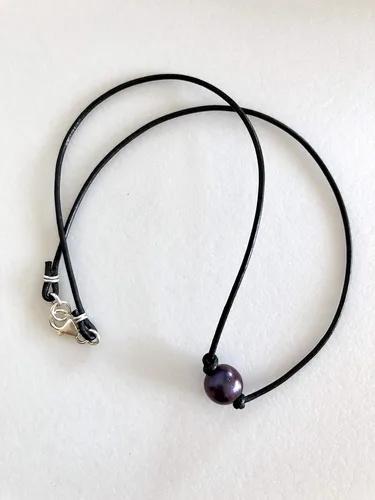 Vista 4 de Collar de perlas barrocas de pavo real negro, perla redonda de agua dulce, gargantilla de una sola perla, cordón de cuero negro, plata esterlina