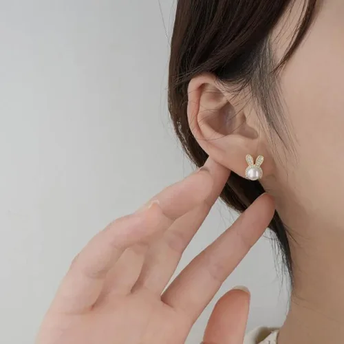 Vista 3 de SLUYNZ Aretes de plata de ley con diseño de conejo para mujer, con perlas de circonita cúbica, aretes de conejo, aretes de Pascua