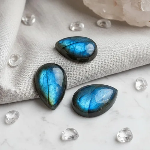 Vista 5 de Caja de 3 piezas de piedras preciosas sueltas de labradorita de fuego azul en forma de pera calibrada natural de 0.394 x 0.551 in. Para el bienestar