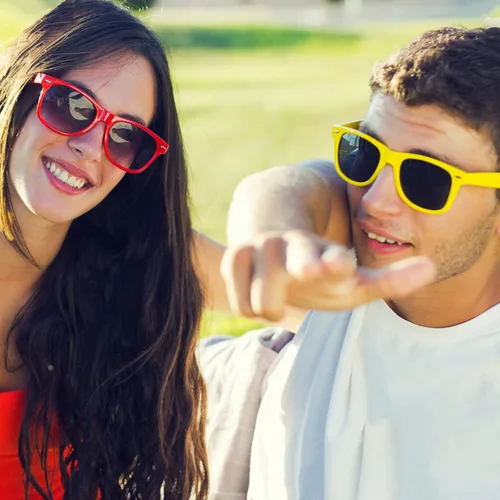 Vista 4 de Suministros para regalos de fiesta de colores neón Paquete de 8 gafas de sol unisex