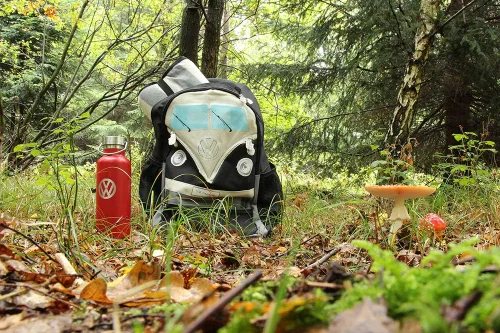 Vista 6 de BRISA VW Collection - Mochila universitaria para laptop de senderismo Volkswagen en diseño de autocaravana T1 (30 L7.9 galonesgrande), Negro