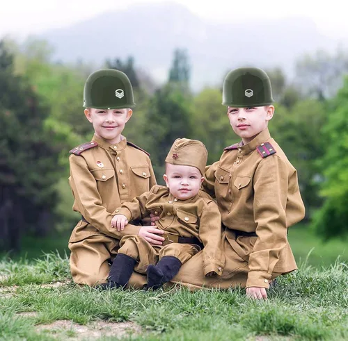 Vista 4 de ArtCreativity Casco militar verde del ejército, casco militar de plástico duro con correa de barbilla para disfraz del ejército de niños, se adapta