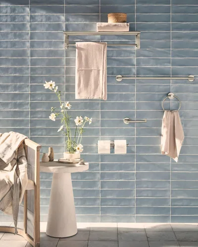 Vista 2 de Moen Y5794BN - Estante de almacenamiento de toallas de baño moderno de 24 pulgadas de ancho con toallero, níquel cepillado