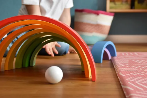 Vista 10 de Small Foot Bloques de construcción de madera arcoíris con bolas (XL) – Bloque de construcción educativo de madera de 15 x 9 x 2 pulgadas para niños