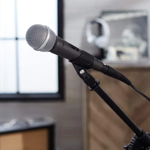 Vista 7 de Amazon Basics Micrófono dinámico: micrófono vocal profesional con cable para karaoke, podcasting, actuaciones en vivo