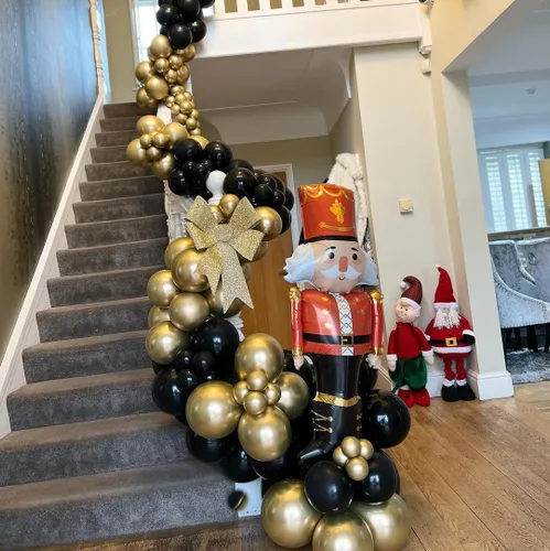 Vista 5 de Globos negros y dorados, 50 globos de confeti negro y dorado de 12 pulgadas, decoraciones de fiesta para cumpleaños, graduación, Año Nuevo, boda