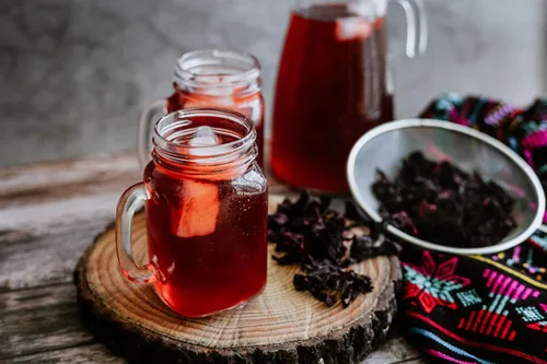 Vista 2 de Flores de hibisco enteras de 4 oz para el té, Flor de Jamaica Ideal para agua fresca, mezclas de té, jarabes y recetas culinarias.