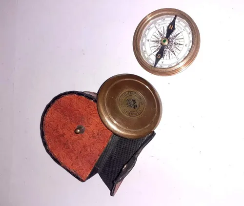 Vista 2 de Brújula de latón envejecido grabada con poema de latón envejecido, con estuche de espuma