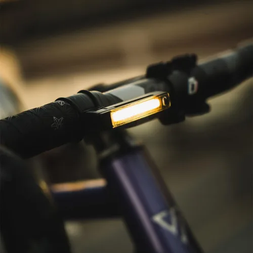 Vista 5 de Knog Plus - Luz delantera para bicicleta, luz LED COB para bicicleta, soportes para faros delanteros en manillares, horquillas delanteras, casco