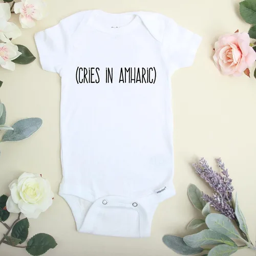 Vista 2 de Cries In Amharic - Body para bebé, divertido anuncio de embarazo, ropa de bebé etíope, body de bebé etíope, talla 0-3 M