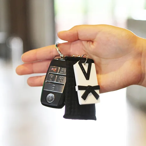 Vista 3 de Llavero de taekwondo con etiqueta de nombre, idea de regalo pensada de calidad prémium para estudiantes y profesores de artes marciales
