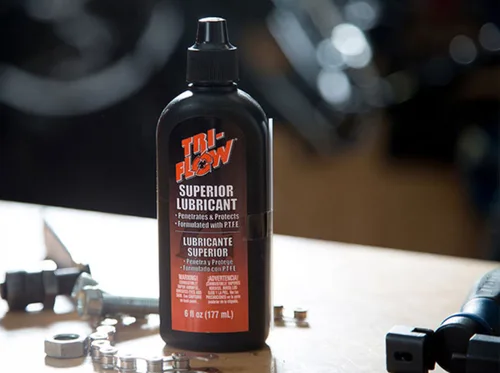 Vista 2 de Tri-Flow Paquete de botella de lubricante superior de 2 onzas con lubricante seco superior
