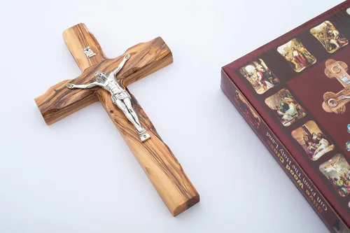Vista 4 de Olive Wood Gifts Shop Cruz de madera de olivo hecha a mano con metal chapado en plata (crucifijo de 8 pulgadas) – Colgante de pared, de la Tierra
