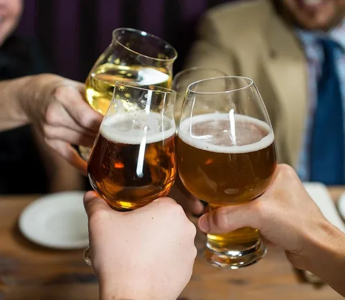 Vista 8 de Luigi Bormioli Birrateque - Vasos de cerveza de sidra de 17 onzas (juego de 2) – Vasos de cerveza artesanales para sidra, sidra dura, sidra