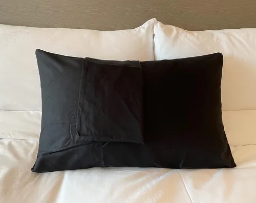 Vista 4 de Juego de 2 fundas de almohada suaves 100 % algodón con cremallera, acogedoras y ligeras, de fácil cuidado, juego de 2, color negro, tamaño King, 20