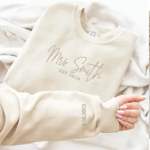 Vista 3 de GodLover Personalized Embroidered Mrs. Sweatshirt With Date On Sleeve, Bride Sweatshirt,Bachelorette Party Gifts For Bride