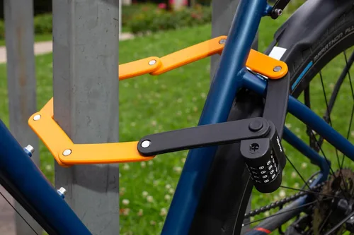 Vista 8 de Master Lock Cerradura plegable para bicicleta con eslabones de acero endurecido naranja, cerradura de bicicleta antirrobo resistente con combinación