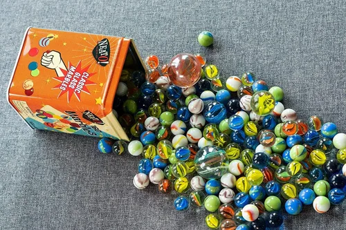 Vista 2 de ¡Neato! 160 canicas clásicas en una caja de lata por Toysmith - Tirador de vidrio retro nostálgico, los juegos de canicas son un juego atemporal