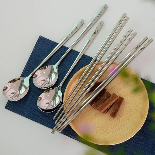 Vista 4 de Juego de palillos y cucharas reutilizables, juego de cuchara y palillos coreanos de acero inoxidable de mango largo, palitos de metal aptos