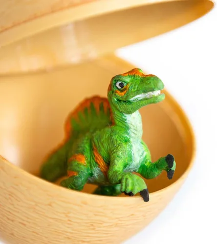Vista 6 de Safari Ltd. Dino Dana Baby Spinosaurus in Egg Figurine - Huevo de dinosaurio de 4.5 pulgadas, juguete educativo para niños, niñas y niños a partir