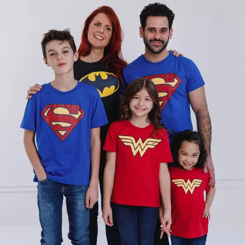 Vista 4 de DC Comics Camiseta familiar a juego de Batman Superman Wonder Woman de la Liga de la Justicia para bebés y adultos