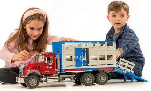 Vista 5 de Bruder 02830 Mack Granite - Camión de transporte de ganado con 1 ganado