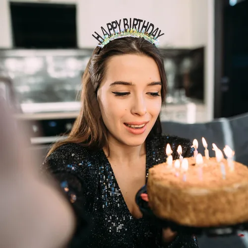 Vista 2 de CIEHER Diadema de corona de cumpleaños para mujeres y niñas, tiara con decoraciones - negro