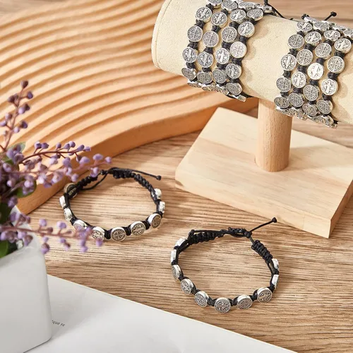 Vista 5 de Paquete de 12/6 piezas Pulseras de San Benito Protección hechas a mano con cordón rojo y negro, pulseras de muñeca Benedict ajustables, medalla