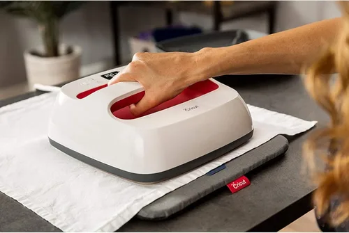 Vista 4 de Cricut EasyPress Mat - Alfombrilla protectora resistente al calor para máquinas de prensa de calor y proyectos de HTV y plancha, [12" x 12"]