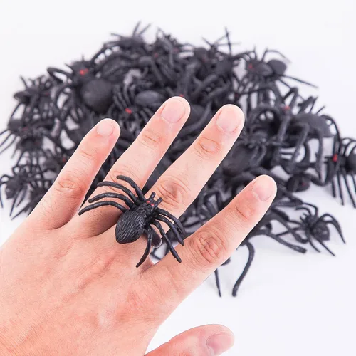 Vista 4 de JIALWEN 60 arañas de plástico realistas, juguetes de araña falsa negra y anillos de araña, juguetes de araña, accesorios de broma de Halloween