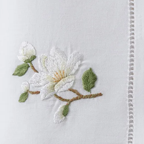 Vista 3 de Juego de 6 servilletas bordadas de magnolia hechas a mano con borde cosido