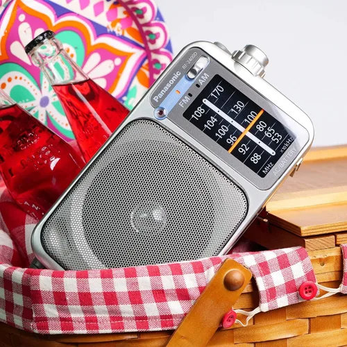 Vista 7 de RF2400D Radio AM/FM portátil plateada + 4 pilas AA con cargador + paño de limpieza de microfibra