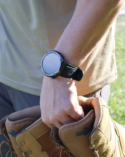 Vista 4 de AlphaGear Bravo XL - Reloj inteligente táctico de cara grande, pantalla grande, batería de 18 días de 600 mAh, llamadas Bluetooth, resistente al