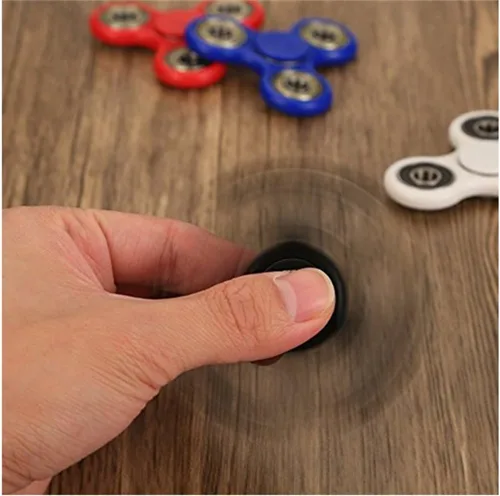 Vista 6 de Fidget Spinners de mano. Juguete para estrés, ansiedad, TDAH, para la relajación de los estudiantes, terapia relajante. Combo de venta de 12