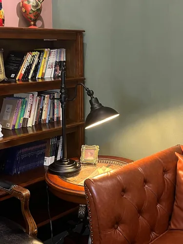 Vista 8 de Lámpara industrial de escritorio, lámpara de trabajo de metal negro con 2 puertos de carga USB, estilo vintage de granja para dormitorio, café