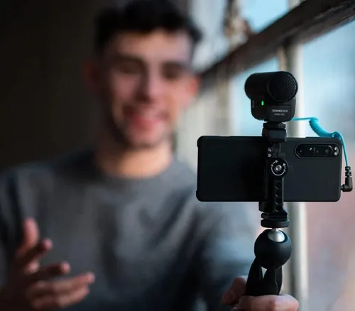 Vista 9 de Sennheiser Professional MKE 400 Micrófono tipo escopeta para cámara con conectores TRS y TRRS de 3.5mm para DSLR, sin espejo y móvil, se conecta